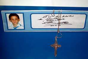 Cruz de plata y marquesina obsequiada a la reverenda Joan  Brown Campbell por el Secretario General del Consejo de Iglesias de Estados Unidos